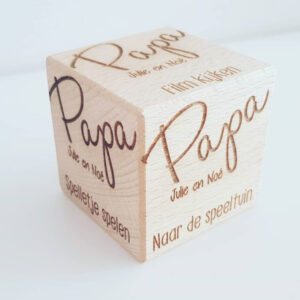 Een houten acitivteitendobbelsteen voor papa, opa of heit met zes zelfgekozen activiteiten