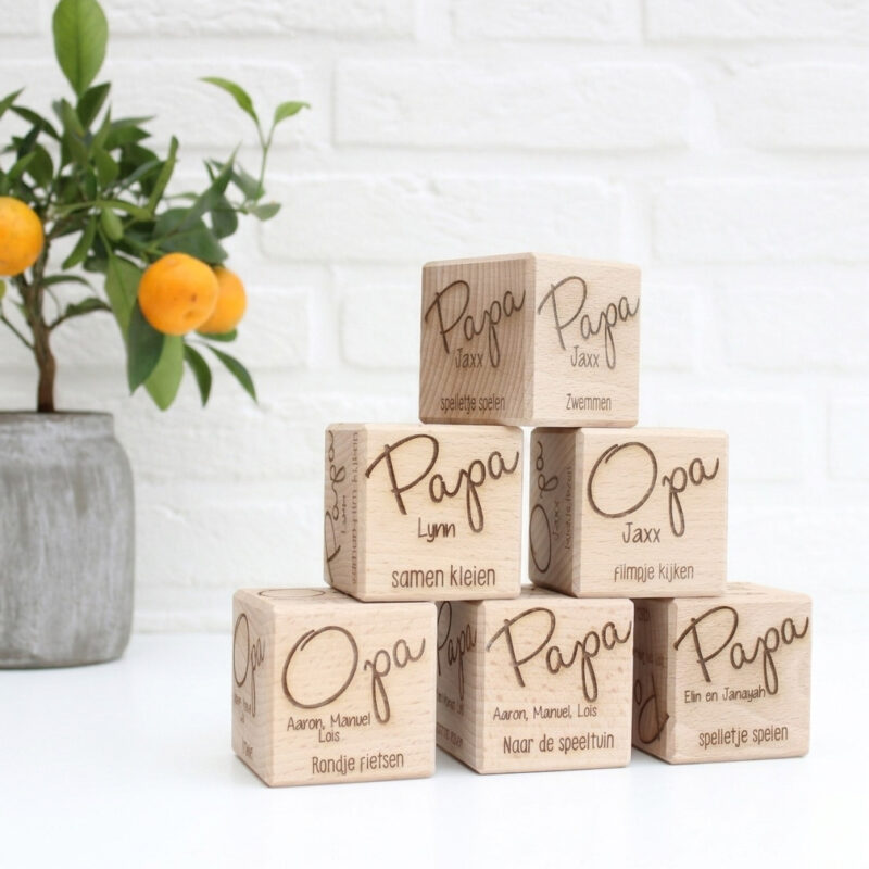 Houten activiteitendobbelsteen voor vaderdag met namen van kinderen en persoonlijke activiteiten voor papa of opa
