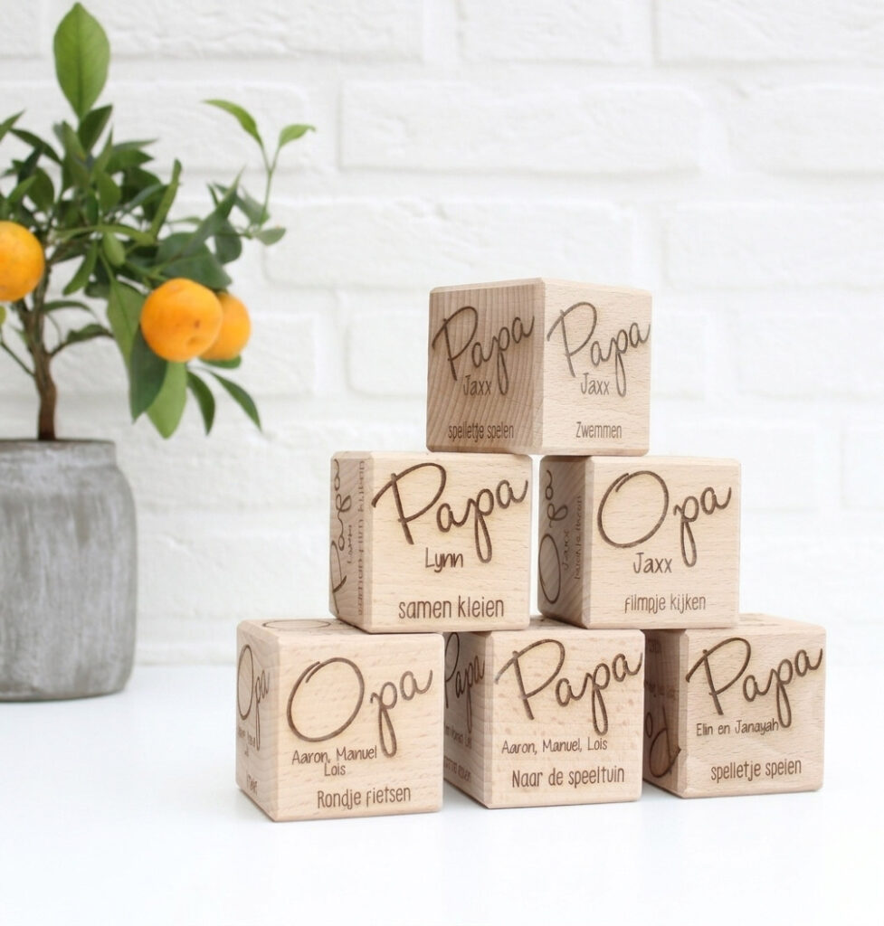 Houten activiteitendobbelsteen voor vaderdag met namen van kinderen en persoonlijke activiteiten voor papa of opa
