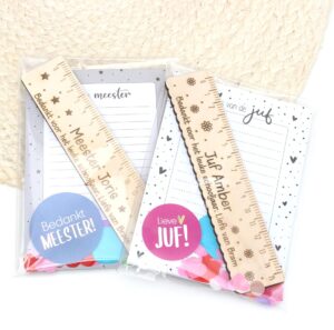 Cadeaupakketje juf of meester, met gepersonaliseerde liniaal en notitieblokje, perfect en origineel juffencadeau voor het einde van het schooljaar