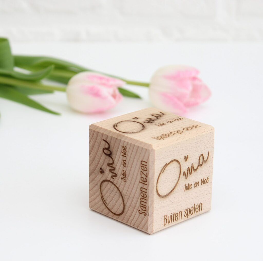 Houten dobbelsteen voor oma met namen van kleinkinderen en activiteiten, gepersonaliseerd moederdag cadeau