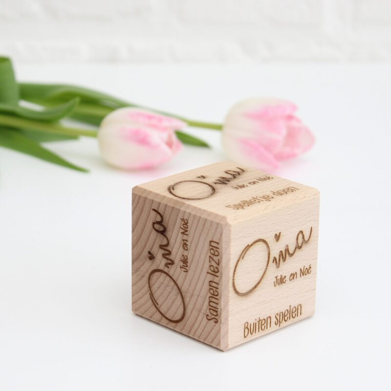 Houten dobbelsteen voor oma met namen van kleinkinderen en activiteiten, gepersonaliseerd moederdag cadeau