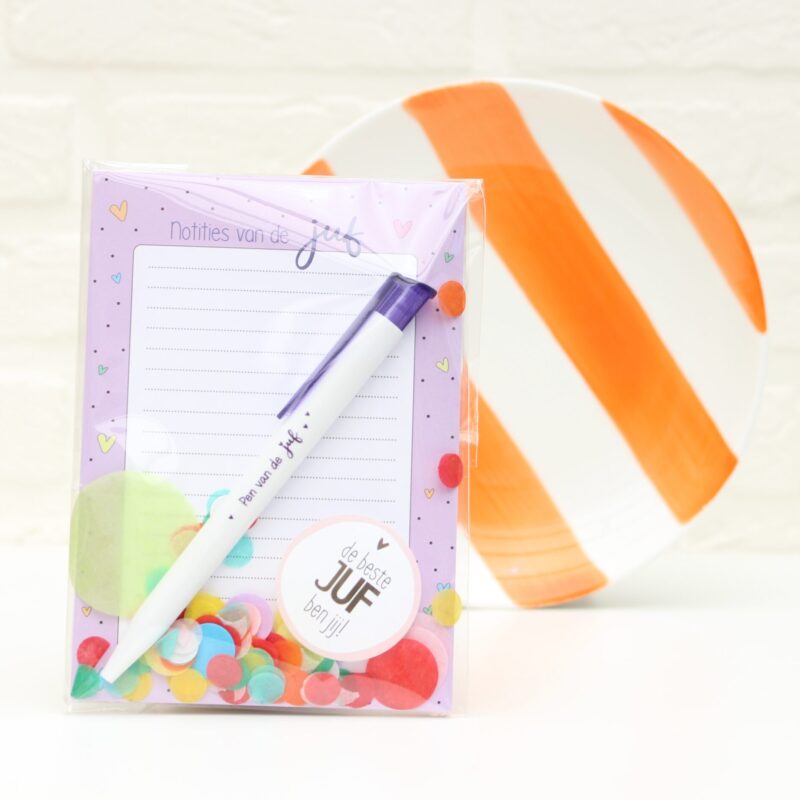 Cadeaupakket voor juf of meester met notitieblok, pen, confetti en cadeauverpakking.