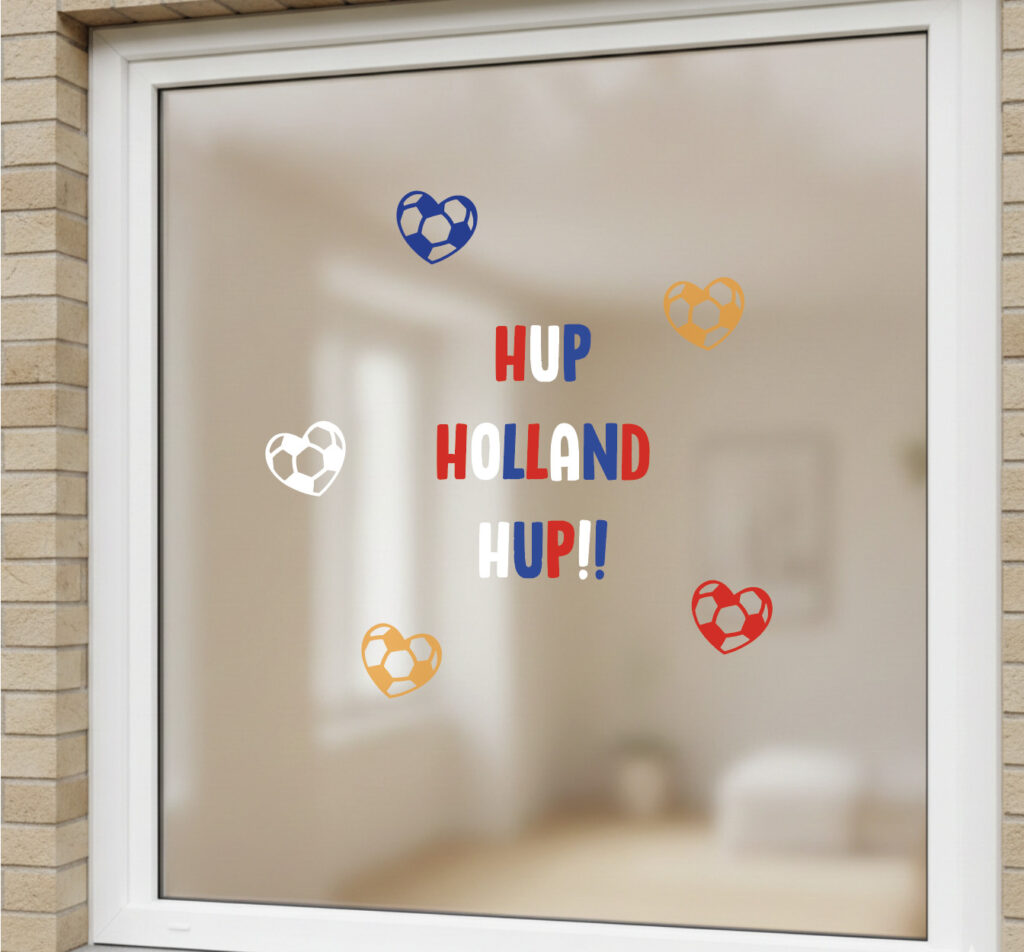 Voetbalhartjes raamstickers voor EK en WK in oranje rood wit en blauw als herbruikbare voetbal raamdecoratie