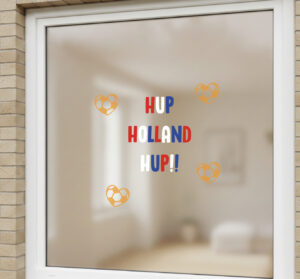 Voetbalhartjes raamstickers voor EK en WK in oranje rood wit en blauw als herbruikbare voetbal raamdecoratie