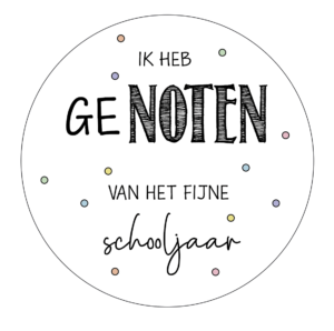 Ronde sticker met de tekst Ik heb geNOTEN van dit schooljaar voor een juf of meester cadeau met nootjes.