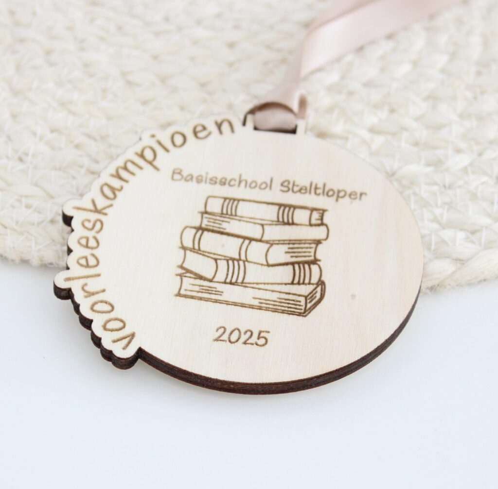 Een houten gepersonaliseerde medaille voor een echte voorleeskampioen.