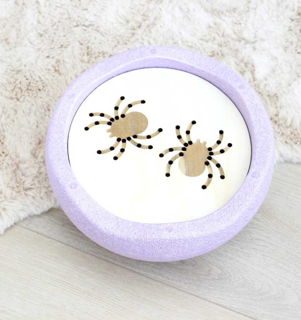 Houten insert voor Stapelstein/stapelstenen. Rijg de spinnen met een pijpenrager of speel met rijst of linzen.