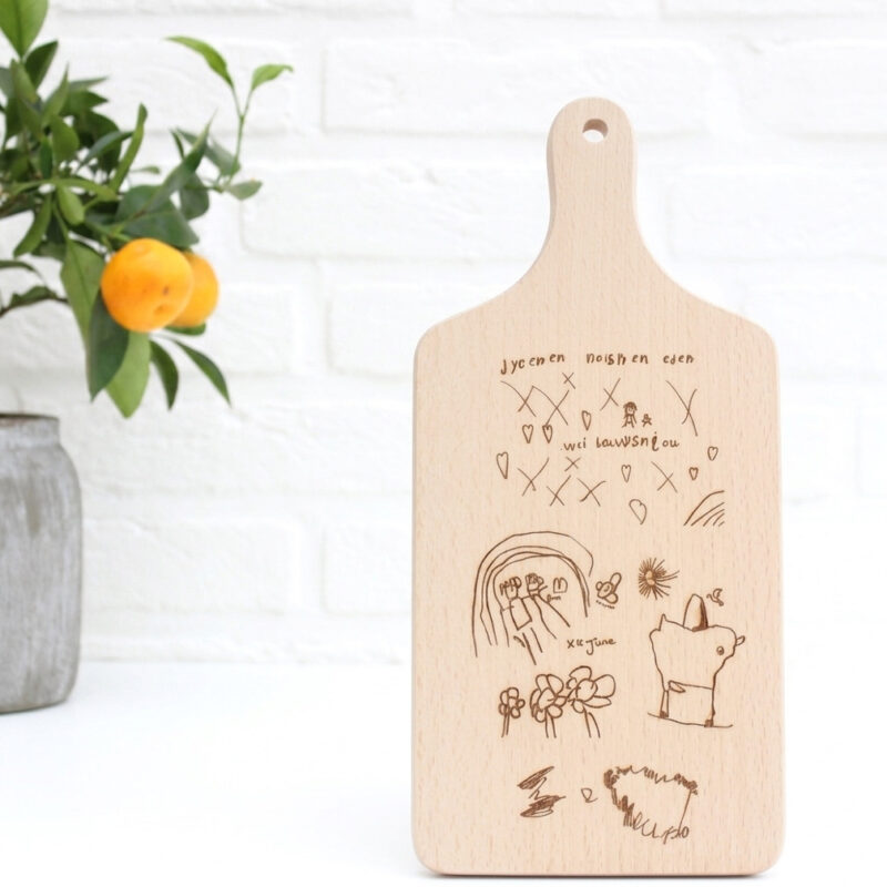 gepersonaliseerde beukenhouten plank met kindertekening en gravering voor papa of opa vaderdag