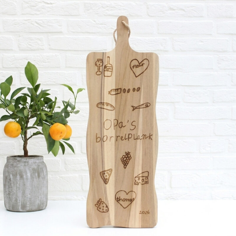 Teakhouten borrelplank gegraveerd met tekeningen, namen en boodschappen van kinderen uit de klas voor een juf of meester.