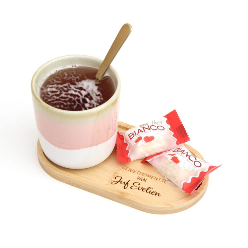 Gepersonaliseerd genietmomentje voor de juf van bamboehout met naam, gepresenteerd met thee en chocolaatjes.