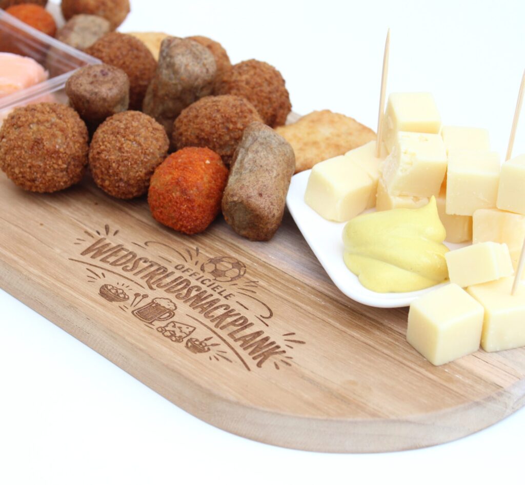 Teakhouten WK borrelplank gegraveerd met de tekst Officiële Wedstrijdsnackplank voor voetbalavonden.